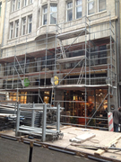 Das Gerüst für den Einbau der Fenster