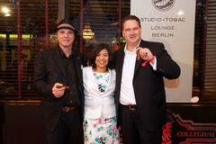 Die nicaraguanische Botschafterin in Berlin, Karla Luzette Beteta Brenes, mit Zigarrenhändler Heiko Nest (re.) und Thorsten Wolfertz.