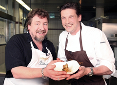 Armin Rohde und Christian Jürgens mit einer „gefüllten Kartoffelkiste mit Perigord-Trüffelmousseline und Trüffelsalat“.