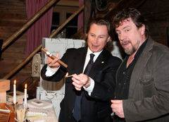 Wolfgang Schmid (Gebr. Heinemann) zündet Armin Rohde zum Ausklang des Abends eine feine Davidoff Cigarre an.