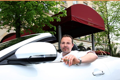 Zwei-Sterne-Koch Hendrik Otto mit Davidoff Cigarre im Jaguar vor dem Hotel Adlon Kempinski.
