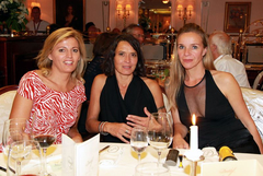 v.l.n.r.: Paloma Szathmáry, SVP Corporate Communications der Oettinger Davidoff Group; Ulrike Folkerts, Tatort-Kommissarin; Katharina Schnitzler, Künstlerin