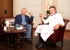 Geniesser unter sich: Miroslav Nemec und Erhard Schäfer erfreuen sich an einer feinen Davidoff Cigarre.