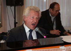 Miroslav Nemec begeistert sein Publikum mit Klavier und Gesang.