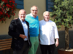 v.l.n.r.: Fritz Keller, Inhaber Restaurant Schwarzer Adler; Axel Milberg, Schauspieler; Anibal Strubinger, Küchenchef Schwarzer Adler