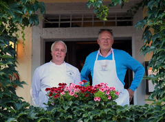 v.l.n.r.: Anibal Strubinger, Küchenchef Schwarzer Adler; Axel Milberg, Schauspieler