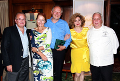v.l.n.r.: Fritz Keller, Inhaber Restaurant Schwarzer Adler; Birgitt Wolff, PR-Dame; Axel Milberg, Schauspieler; Petra Lindenschmidt, Brand Manager Davidoff Arnold André; Anibal Strubinger, Küchenchef Schwarzer Adler