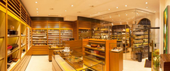 Ein gläserner Humidor, warme Farben und Lamellen beherrschen des Interieur