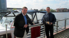 Die Zigarren werden in einem wasser- und stoßfesten Humidor an Bord gebracht. Kapitän Kolja (li.) und Erik Krull vom Hafenteam. (Alle Bilder: Kolja K. und Julia S.