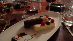 Das passende Dessert: 90er-Ringmaß-Zigarre im Früchteaschenbecher (Foto: Alfred Kropfeld)