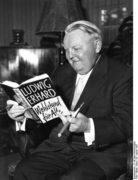 Ludwig Erhard mit Zigarre und Buch