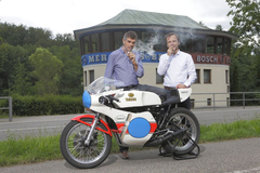 Siegfried Schäuble (Tabacum und Casa del Habano Stuttgart, li.) und Tobias Aichele von der Solitude GmbH. Das Motorrad fährt der Casa-Chef immer noch – allerdings nur bei historischen Rennen.