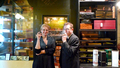 Maggy Wandeler und Andreas Stachl vor dem Humidor des „La Corona“ in Rapperswil.