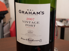 Portwein gibt es ansonsten nur in halben (0,375 L), normalen (0,75 L) oder Magnumflaschen (1,5 L).