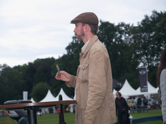 Very british … Die Zigarrenasche wird im 90°-Winkel zur Tischfläche gehalten. Michael Schlüter vom bedeutendsten deutschsprachigen Whiskyportal www.whiskynews.de.