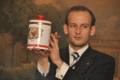 Christian Krendl mit dem für 1.400 Euro versteigerten Jar. Diese gehen an das Kinderkrankenhaus.