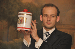 Christian Krendl mit dem für 1.400 Euro versteigerten Jar. Diese gehen an das Kinderkrankenhaus.