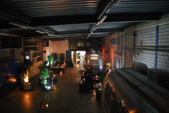 Auch Abends eine anheimelnde Atmosphäre: Die Garage des Airstreamers.