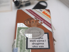 Der ursprünglich eingebrannte Markenname „La Gloria Cubana“ wurde mit einem Metallplättchen überklebt.