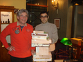 Muhammet Genç (re.) und Roman Krüger, der den Lohn für seine Aktivitäten in 2011 als Spende entgegennahm.