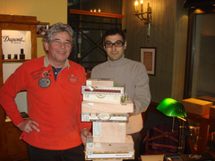 Muhammet Genç (re.) und Roman Krüger, der den Lohn für seine Aktivitäten in 2011 als Spende entgegennahm.