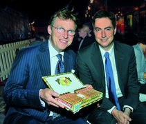 (von links) Habanos Specialist Michael Schubert aus Hannover präsentiert dem neuen Ministerpräsident McAllister edle Habanos.