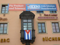 Die die Nürnberger Hauptmarkt zugewandte Hausseite wirbt für demokratische Tugend.