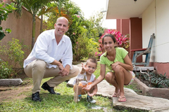 Mark Kuster mit zwei Kindern aus der „Zielgruppe“ der Kinderhilfsorganisation in Camagüey.