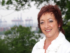 In ihrer Casa darf mit amtlicher Genehmigung weiterhin eine Zigarre geraucht werden – Christine Klever, Casachefin.