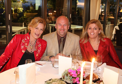Suzanne von Borsody mit Lebensgefährte Jens Schniedenharn und Paloma Szathmary, Chief Communications Officer der Oettinger Davidoff Group