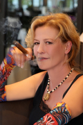 Suzanne von Borsody geniesst den Ausklang des Abends mit einer Davidoff Cigarre