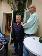 Wolfgang Hirsch (re.), Filialleiter Wolsdorff Bochum, überreicht die Ehrennadel mit einem kleinen Präsent.