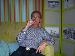 Der 5-fache Habanos-Experte Hartmut Tschetschorke entschied sich, die Zigarre selber zu rauchen – in der Unschlag Bar.