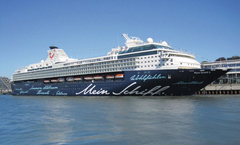 Mein Schiff 2 • 956 Kabinen für 1.912 Passagiere und eine Zigarrenlounge