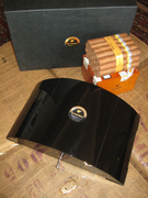 Der Cohiba Atmosphere wird mit 25 Zigarren Siglo VI gefüllt und wartet auf den passenden Empfänger aus dem »Art of Smoke«-Zigarrenlager 2012
