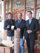 v. l. n. r.: Jörn-Erik Krull, Krzysztof Czarny und Marcus Friedrich mit der gefüllten Zigarrenringsammelsäule.